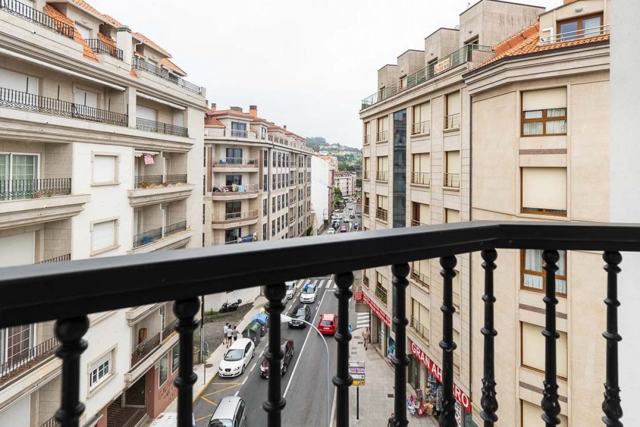 Balcón que da a la calle en Sanxenxo