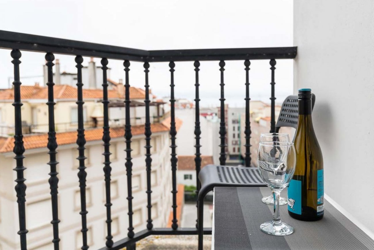 Detalle bienvenida para habitación romántica. Botella de vino blanco.