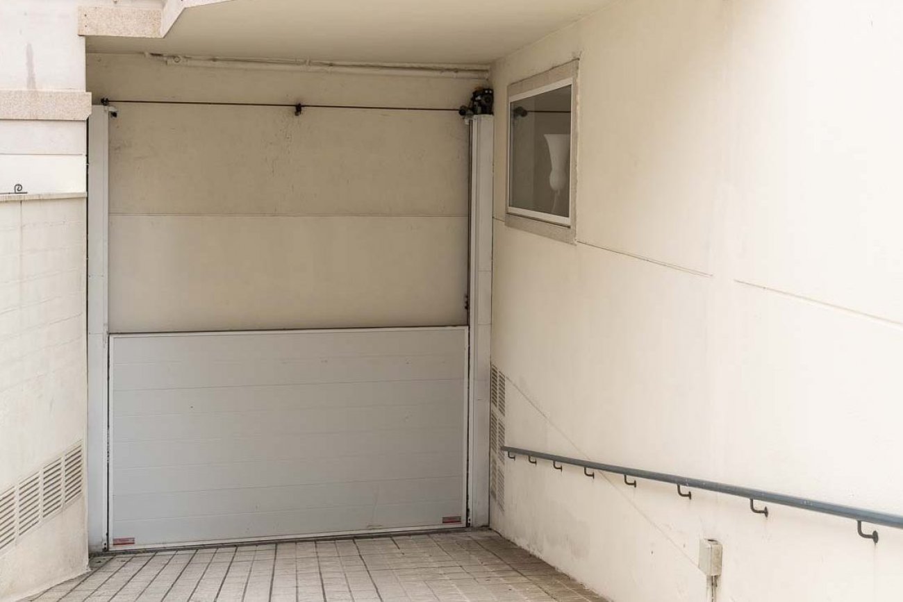 Parking privado opcional situado enfrente del hotel Panadeira Mar